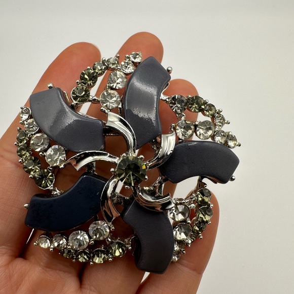 Vintage signed Star Vintage Silvertone Thermoset And Crystal Pan Pin brooch - Picture 2 of 8